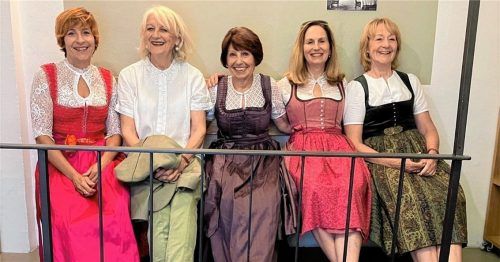 Die fünf frisch ausgebildeten Museumsführerinnen freuen sich auf den Start des neuen Veranstaltungsangebotes und heißen viele interessierte Besucherinnen und Besucher herzlich im Mittertor willkommen.Foto re