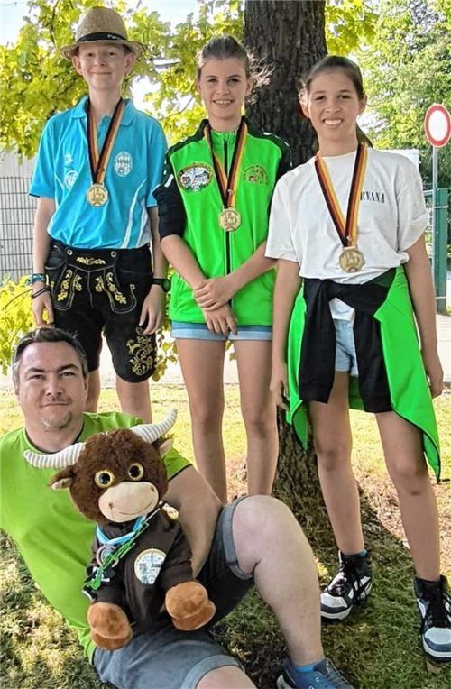 Die Griesstätter Bronzemedaillengewinner-Mannschaft (von links): Jakob Eder, Anna Burger und Julia Burger mit ihrem Trainer.Foto re