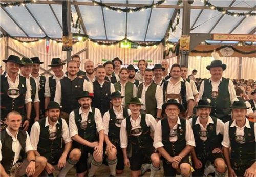 Die Innviertler vor ihrem Auftritt am Blasmusikabend der Dreder Musi im Flötzinger-Zelt.Foto re