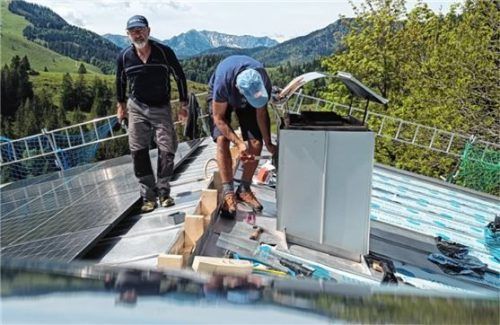 Die Installation einer Photovoltaikanlage und die Dämmung des Daches waren die jüngste Baumaßnahme an der Hütte der AV-Sektion Kelheim. Foto Oellinger