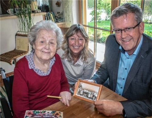 Die Jubilarin mit Tochter Silvia und Bürgermeister GeorgWeigl beim Betrachten der alten Bilder.Foto Stache