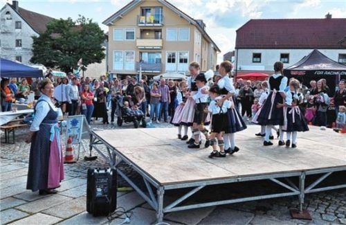 Die jüngsten Mitglieder des Trachtenvereins treten am Markttag auf. Fotos Stettner