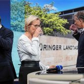 Risse in der Brandmauer