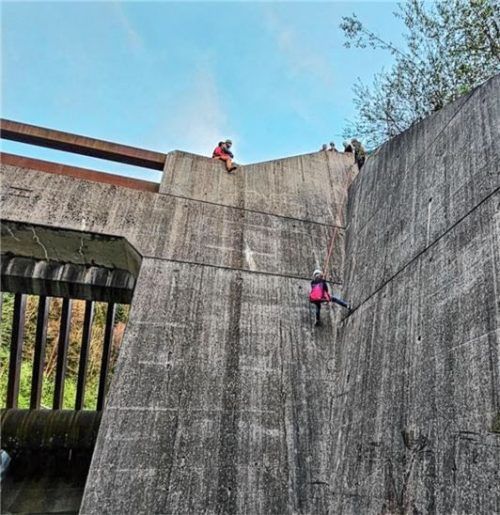Die Jugendlichen lernen bei vielen Praxisübungen, wie etwa hier beim Abseilen an einer Geschiebesperre.