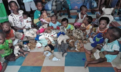 Die Kinder freuen sich über die Teddybären aus Kolbermoor, die Schwester Mary aus einer privaten Spende mitgebracht hat.Fotos re