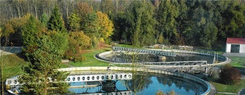 Die Kläranlage in der Bockau läuft seit fünf Jahrzehnten einwandfrei. Und doch müssen jetzt die Gemeinden die kompletten Leitungen vom Badezimmer bis ins Klärbecken überprüfen lassen. Foto re