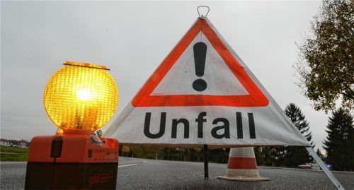 Die Kreisstraße RO46 bei Bad Feilnbach musste nach einem Frontalzusammenstoß zweier Fahrzeuge am Sonntagnachmittag für rund eineinhalb Stunden komplett gesperrt werden (Symbolfoto). Foto dpa