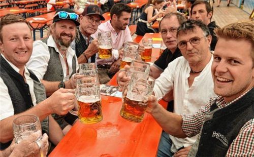 Die Mass ist ein Muss für viele Herbstfest-Besucher, so auch für diese Gruppe im Flötzinger-Zelt. Foto Wildauer