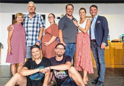 Die Mitwirkenden sind (hinten von links) Renate Gantner, Horst Nebauer, Franziska Zweckstätter, Thomas Reichhart, Monika Gantner, Florian Sieber sowie (vorne) Lisa Schmidt und Tobias Katzenberger.Foto re