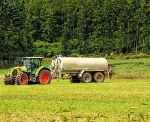Die neue Gülle-App informiert Landwirte über Möglichkeiten für den Einsatz von Breitverteilertechnik auf ihren Flächen. Foto adobe Stock/Raphael Koch