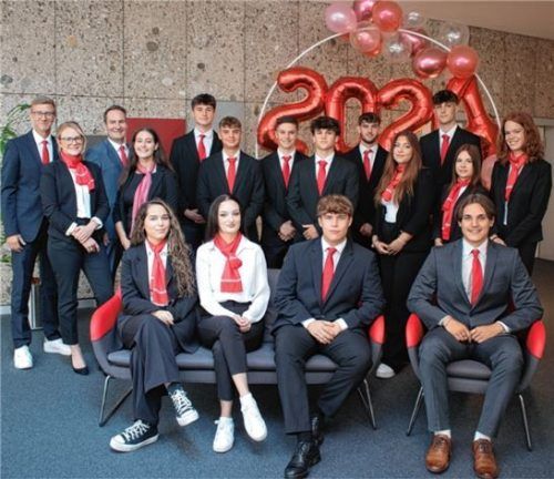 Die neuen Auszubildenden zusammen mit (von links, stehend): Florian Brand, Lena Winkler, Markus Putz und Tara Erdmann.