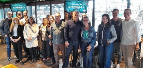Die offizielle Delegation aus Briançon besucht die Starbulls Rosenheim. Mit dabei: der Briançonner Oberbürgermeister Richard Nussbaum, sein Stellvertreter Eric Peythieu sowie mehrere Lehrer, Sportler, Gastronomen und Hoteliers. Foto Wolfgang Hauck