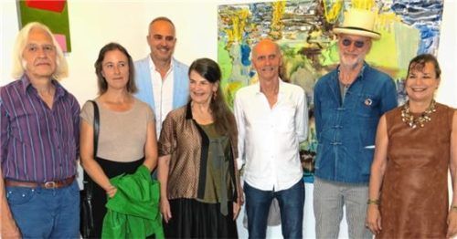 Die Protagonisten der Ausstellung: (von links) Uli Zwerenz, Ingrid Floss, Dr. Ulrich Schäfert, Doris Hahlweg, Galerist Rupert Walser (stellte die Werke von Marcia Hafif und Phil Sims als Leihgabe zur Verfügung), Jon Groom und Galerieleiterin Cornelia Ahrens.Foto baumann