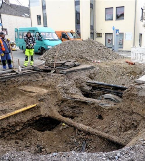 Die Regenwasserrohre wurden unter der Staatsstraße verlegt.