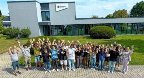 Die Schörghuber Spezialtüren KG begrüßte Anfang September 22 neue Auszubildende.