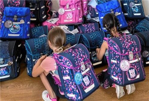 Die „Schulranzenaktion“ gibt es seit 2014. Die Aktion Aufwind arbeitet dabei eng mit den Tafeln in der Region zusammen.Foto Aktion Aufwind/Sparkassenstiftungen Zukunft