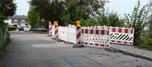 Die Sperrung der Dorfstraße in Kleinhöhenrain wird schon vorbereitet. Foto merk