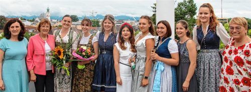 Die Staatspreisträgerinnen: (von links) Schulleiterin Amela König und Dritte Bürgermeisterin Gabriele Leicht mit Franziska Schmid, Olivia del Mondo, Tanja Städter, Shushanik Iudakov, Sophia Huber, Magdalena Braun, Linda Pieschel und Julia Niedermeier sowie Pflegedirektorin Judith Hantl-Merget. Foto Re