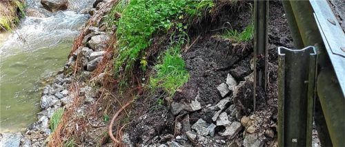 Die straßenseitige Uferböschung wird nach dem Unwetter Anfang Juni bis Ende Oktober saniert. Foto  Staatliches Bauamt Rosenheim