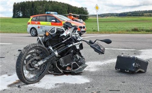 Die völlig zerstörte BMW an der Unfallstelle zwischen Unterreit und Kraiburg am Inn. Foto fib/MK