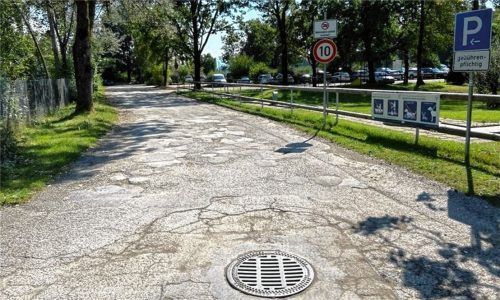 Die Zubringerstraße zum Parkplatz am Hartsee ist in einem schlechten Zustand. Ihre Sanierung wurde einstimmig beschlossen. Foto Kirchner