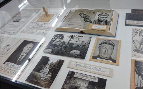 Dokumente und historische Fotografien sollen die angebliche Expedition nach „Paradise Island“ belegen. Fotos friedrich