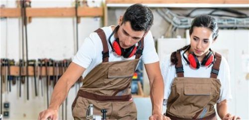 Ein Betrieb, der gut ausbildet, wird von Lehrlingen weiterempfohlen. Foto adobestock