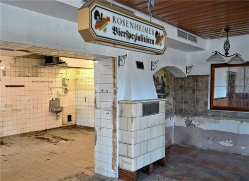 Ein Blick ins Innere des Wirtshaus „Alter Wirt“ in Aising. Rosenheimer Bierspezialitäten gibt es hier schon lange nicht mehr. Foto  Schlecker