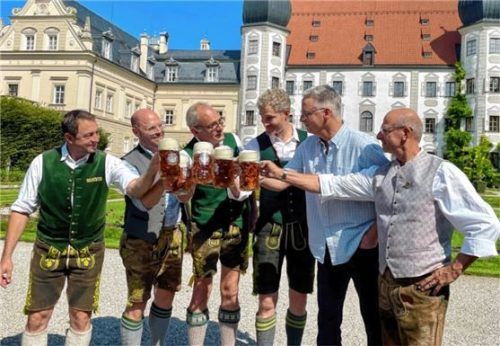 Ein erstes Prosit auf die Partnerschaft: (von links) AntonHoiß (Verkaufsleiter), Josef Kronast (Braumeister), Roland Bräger (Brauereidirektor) sowie Prinz Peter von Lobkowicz (Brauerei Geschäftsführer), Bernhard Gleissner (SVB-Vorstand) und Torsten Neuwirth (SVB-Pressereferent) stoßen vor einem historischen Ambiente auf die neue Partnerschaft an. Foto Fottner