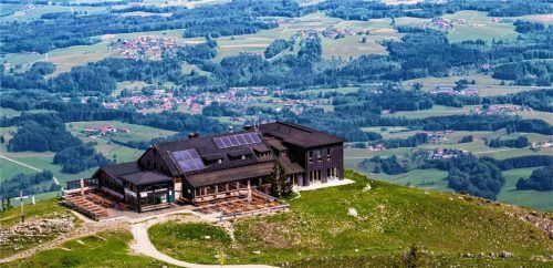 Ein Panorama, das seinesgleichen sucht: Die Hochrieshütte braucht einen neuen Pächter. Foto nitsche