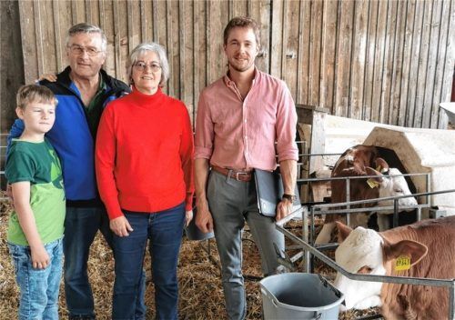 Ein Paradebeispiel für den Einsatz des MAHD: Franz und Elisabeth Kaindl aus Kraiburg (links) sind für ein paar Tage in Regensburg, weil ihr Sohn dort heiratet. Geschäftsführer Matthias Heiml (rechts) kümmert sich um einen Helfer für den Hof.Foto privat