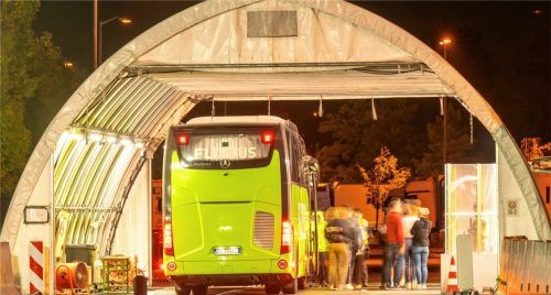 Ein Reisebus wird, von Österreich kommend, an der Grenzkontrollstelle der Autobahn A93 bei Kiefersfelden auf deutscher Seite kontrolliert. Die schärferen Kontrollen sind Teil der neuen Migrationspolitik der Bundesregierung. Foto dpa