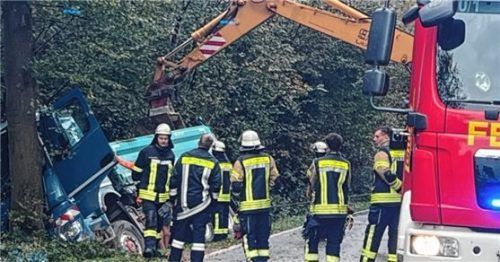 Der Lkw rutschte in den Straßengraben und landete an einem Baum. Der Fahrer verletzte sich leicht.Foto Gerlach