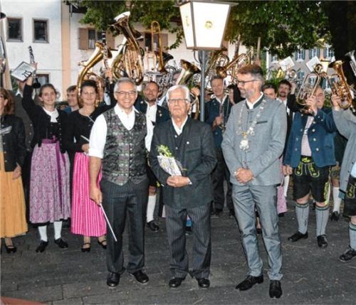 Ein Ständchen für den Jubilar Fritz Seibold (Mitte) hatte die gemischte Kapelle aus Mitgliedern der Grassauer Marktkapelle und der Grassauer Blasmusi. Dirigent Stefan Fußeder (links) und Bürgermeister Stefan Kattari (rechts) gratulierten. Foto  Eder