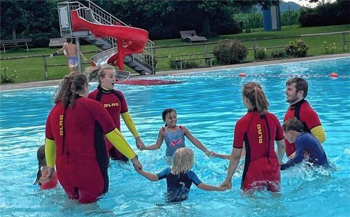 Ein wichtiger Bestandteil der Schwimmkurse: Die Kinder sollen sich mit Spiel und Spaß ans Wasser gewöhnen, wie hier bei einem Kurs im Schwimmbad von Großholzhausen.Foto DLRG, Ortsverband Bad Aibling