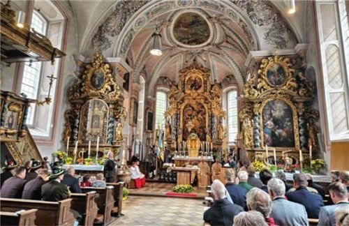 Eindrücke von der Müllner-Peter-Wallfahrt: Dieses Mal in der Kirche St. Michael von Sachrang.Foto  HÖTZELSPERGER