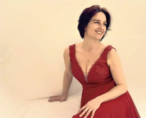 Eine Geschichte, die nichts mit einer gängigen Oper zu tun hat, erzählen Doris Langara und ihr Gesangspartner, der Tenor Martin Fösel, mit Melodien aus bekannten Opern und Operetten.Foto re