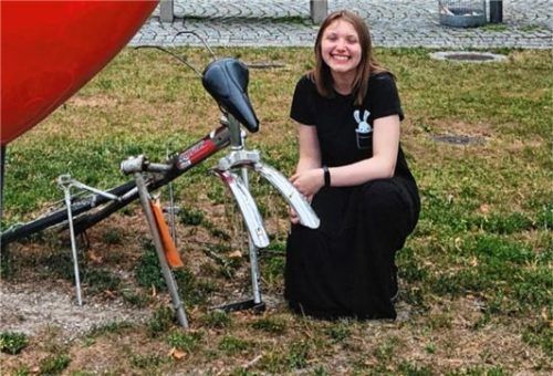 Eines der abgestellten Stadtradln: die „Gottesanbeterin“ mit Schülerin Julia Drinhaus.