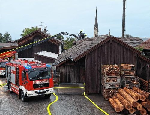 Einsatz mit Drehleiter der Feuerwehr am Dachgeschoss des Sägewerks.Foto Feuerwehr Au