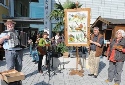 Ernst Schusser (links), Eva Bruckner sowie Wolfgang und Regine Killermann beim Moritatensingen.