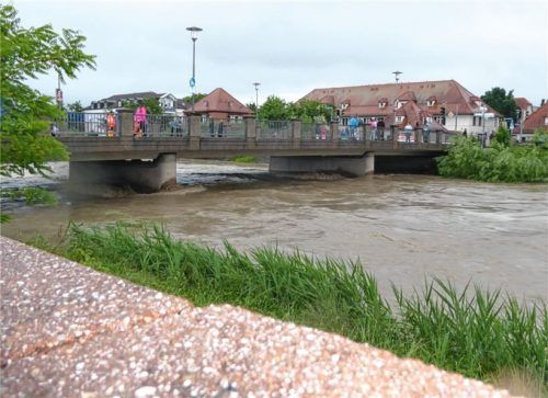 Erst Anfang Juni sorgte Hochwasser für Aufregung in der Region, im Bild die steigende Mangfall an der Ludwigsbrücke in Kolbermoor. Foto Riediger