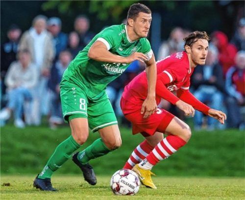 Es gibt nicht nur einen, sondern zwei Maximilian Huber: Im Spiel zwischen Siegsdorf und Saaldorf standen sich beide gegenüber. Foto Hans Weitz