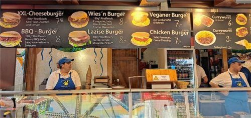 Es gibt sie in allen Varianten: Die Burger auf der Wiesn. Fotos heuser