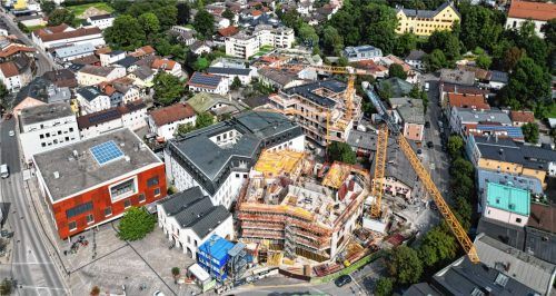 Es ist viel geschehen auf den Großbaustellen im Herzen von Bad Aibling. Ende September ist Richtfest für das „Lichtspielhaus“ (vorn) und „Wohnen am Mühlbach“. Foto  Werndl& Partner