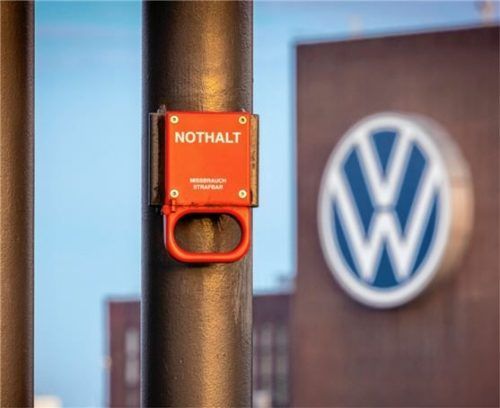 Es wird eine Art „Nothalt“, den der VW-Vorstand nun plant. Der Konzern soll fünf Milliarden Euro einsparen. Auch Werksschließungen in Deutschland sind nicht tabu. Foto dpa