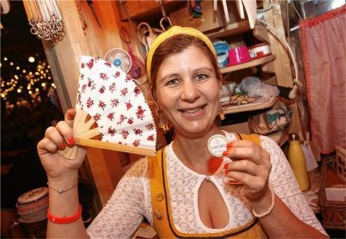 Eva-Maria Linner präsentiert in ihrem Souvenir-Shop „s‘Glubbal“ urige, regionale und lustige Utensilien.