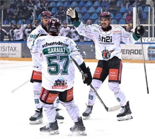 Freude über das 2:2 bei Stefan Reiter (rechts), Charlie Sarault und Torschütze Maximilian Vollmayer.Foto Julia Peter
