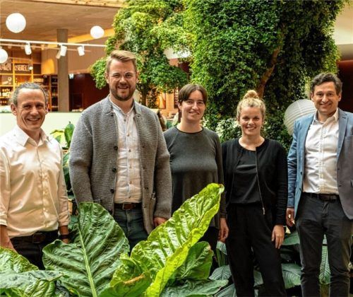 Freuen sich über den erfolgreichen Start der neuen Produktionsküche für das Kita-Catering: (von links) Marcus Hofer, Betriebsleiter Byodo Kita Catering, Bürgermeister Michael Hetzl und Andrea Weidenegger, Sachbearbeiterin Kinderbetreuung der Stadt Mühldorf, sowie Stephanie Moßbacher und Bernd Hochstädter, Geschäftsführer Byodo Naturkost. Foto re