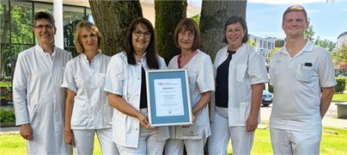 Freuen sich über die Anerkennung: (von links) Chefarzt Professor Dr. Stefan von Delius, Ärztliche Leiterin Dr. Christina Bayer, Leiterin Ernährungsmedizin Brigitta Robeis, Diabetesberaterin Sylvia Neumann, Diätassistentin und Diabetesberaterin Heike Kind sowie Assistenzarzt Dr. Christian Lamm. Foto Romed