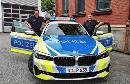 Freuen sich über die positive Halbzeitbilanz: (von rechts) Polizeidirektor Volker Klarner und Erster Polizeihauptkommissar Robert Maurer.Foto PI Rosenheim